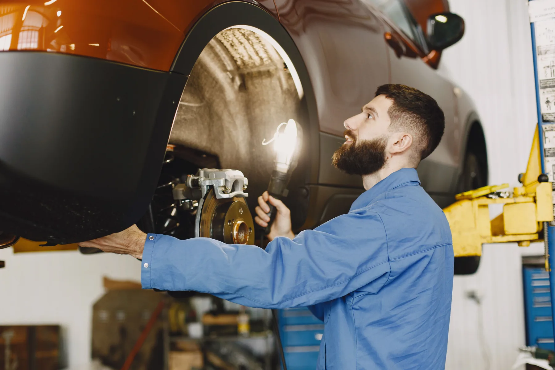 Mechaniker bei einer Fahrzeugprüfung; illustrative Stockfotografie